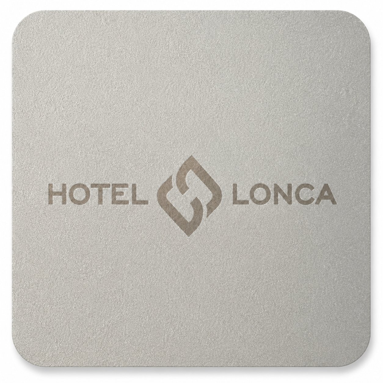 Detajl slepega vtiskanja logotipa 'Hotel Lonca' na sivi teksturirani površini materiala.