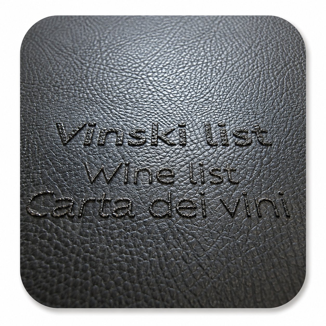 Detajl reliefnega 3D UV tiska napisov 'Vinski list', 'Wine list' in 'Carta dei vini' na črni usnjeni podlagi z izrazito teksturo.
