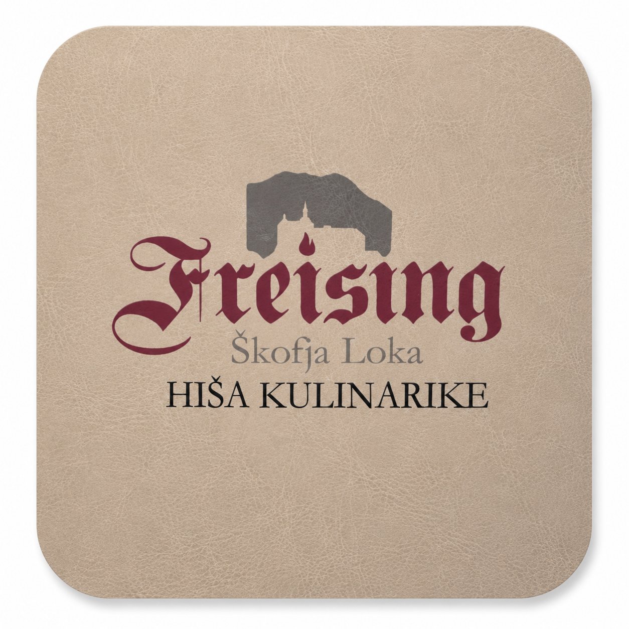 Detajl barvnega UV tiska logotipa 'Freising Škofja Loka - Hiša kulinarike' na bež usnjeni podlagi z zaobljenimi robovi.